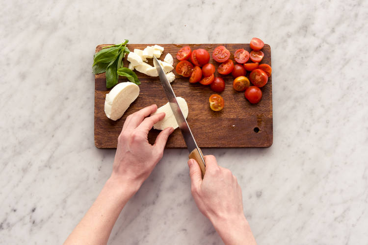 Mozzarella würfeln