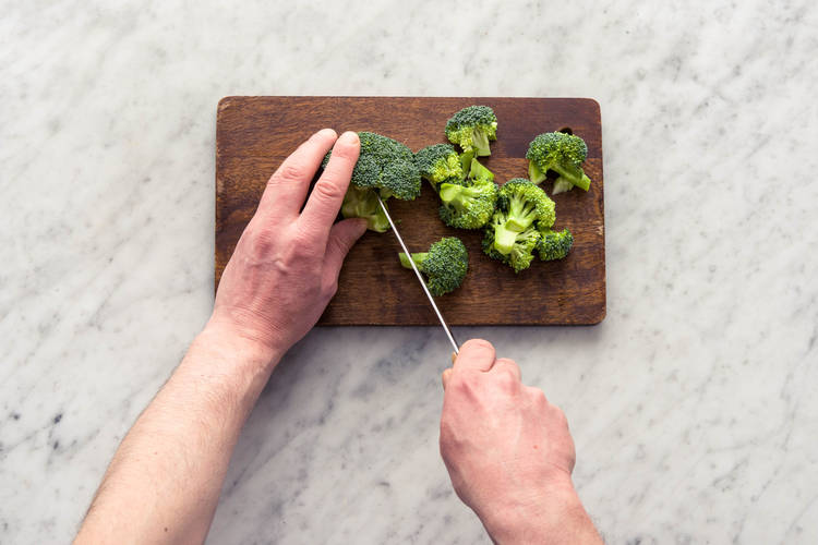 Snijd de broccoli.