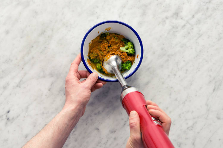 Pureer de broccoli tot een gladde saus.