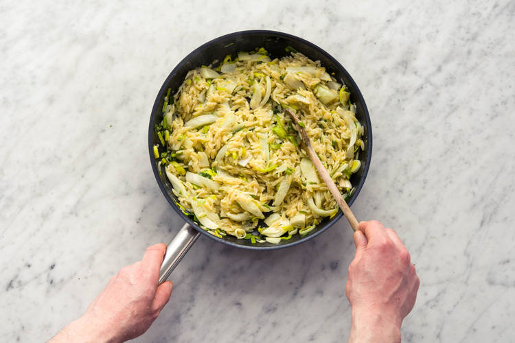 Voeg de orzo toe.