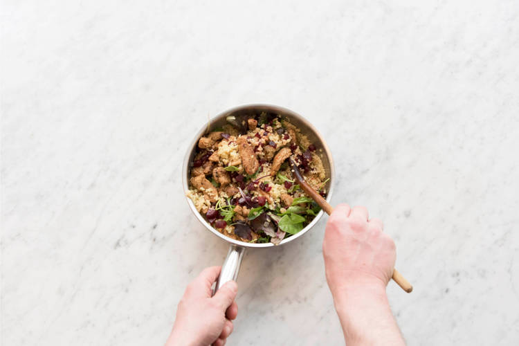 Voeg de bulgur bij de groenten en de gyros.