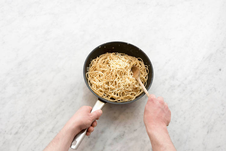 Bak de spagehtti met de groenten en kaas.
