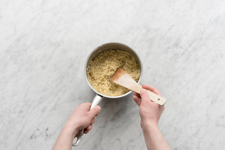 Orzo-Nudeln zubereiten