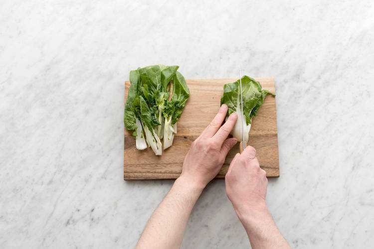 Baby Pak-Choi schneiden