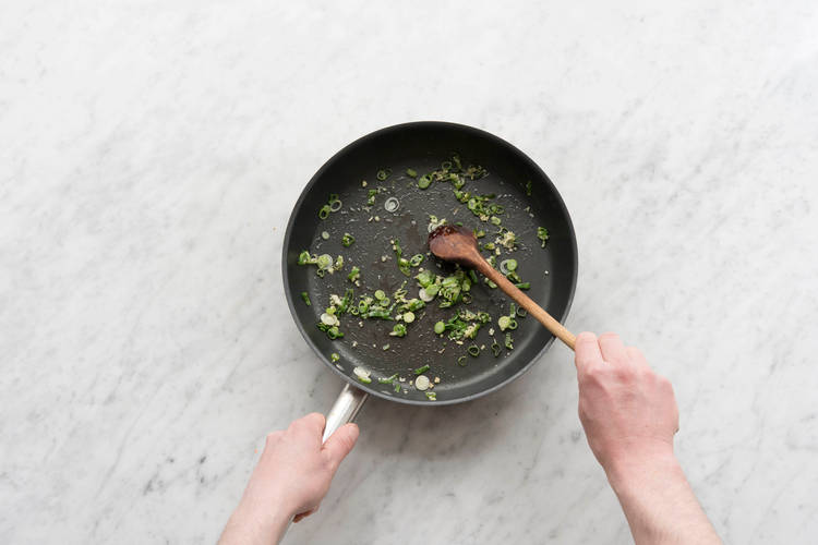 Frühlingszwiebeln anbraten