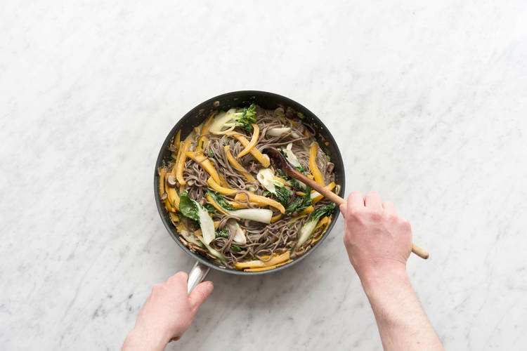 Soba-Nudeln unterheben