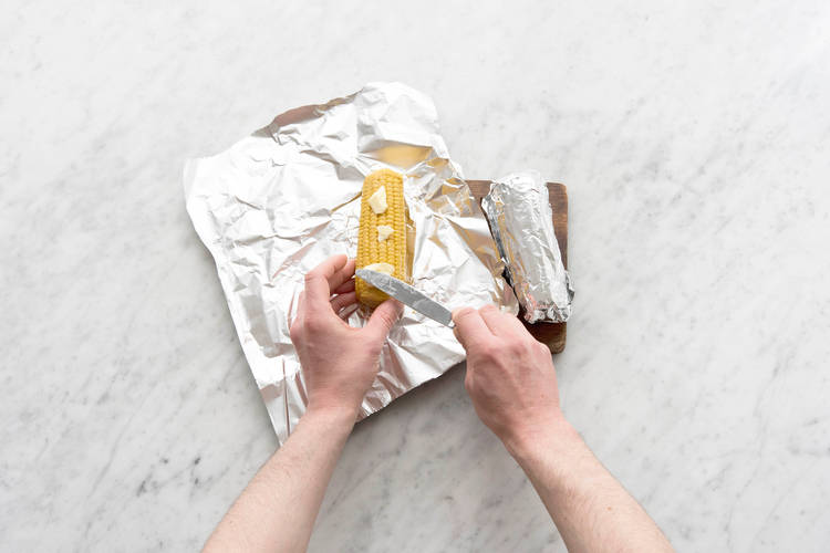 Wikkel de maïskolf in aluminiumfolie.