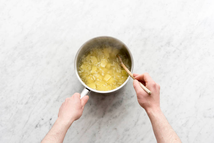 Voeg de bouillon toe.