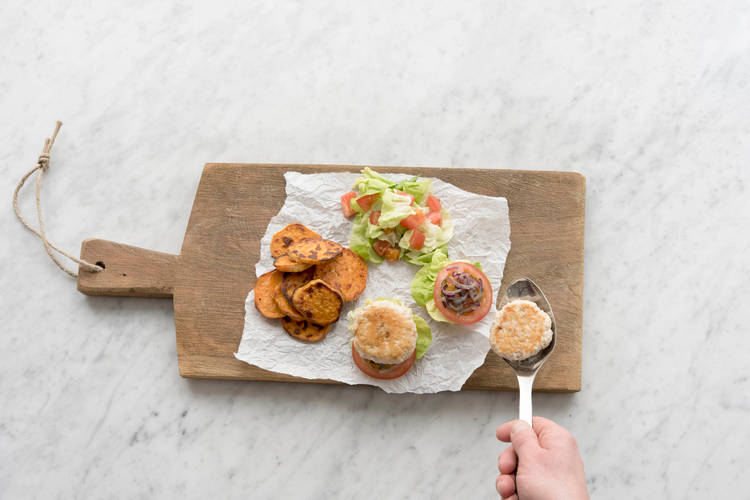 Beleg de mini-hamburgerbollen met de burgers, salade en de kaas.