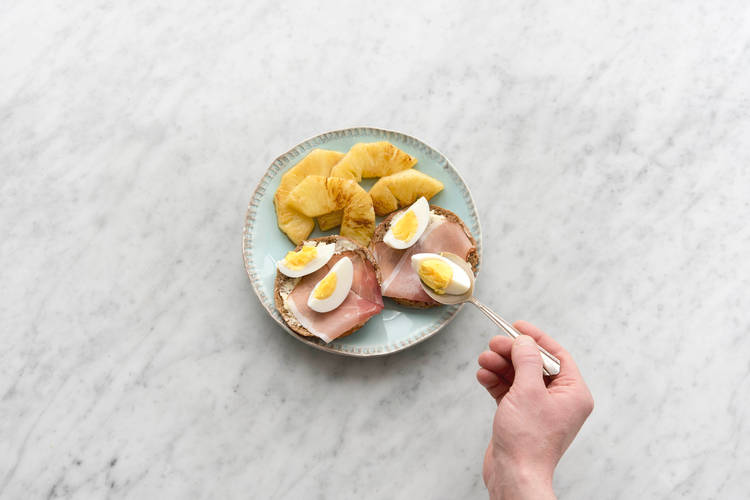 Serveer de beschuiten met ananas, eet smakelijk!