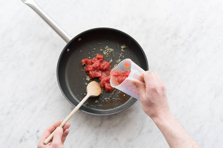 Stückige Tomaten zufügen