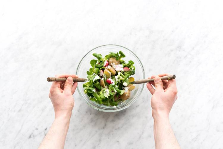 Salat anrichten