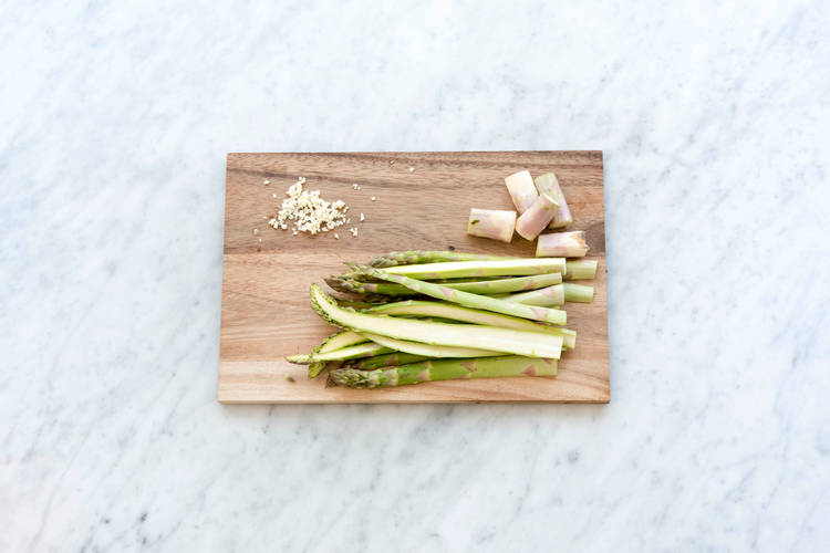Snijd de asperges in de lengte doormidden.