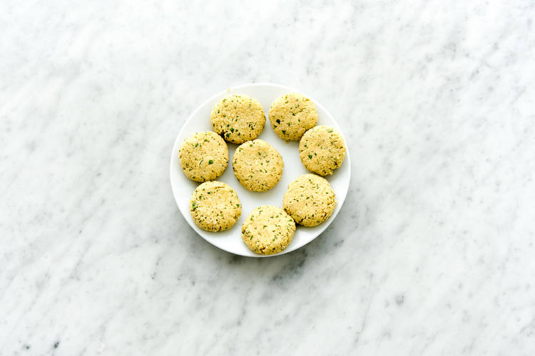 Draai de falafelballetjes.