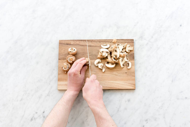 Snijd de champignons in plakken.
