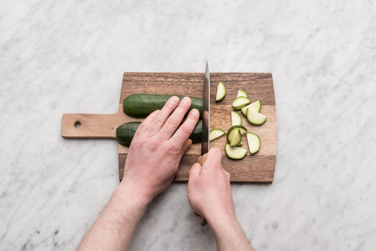 Snijd de courgette in halve plakken.