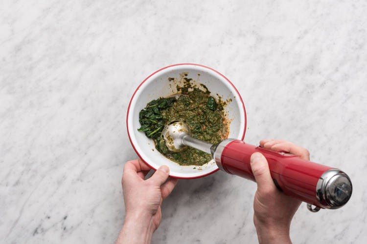 Pureer de spinazie en de pesto tot een saus.