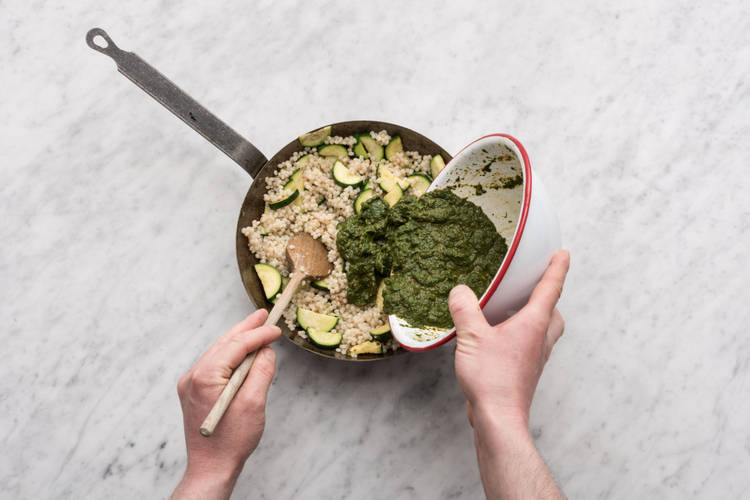 Voeg de spinaziepestosaus toe.