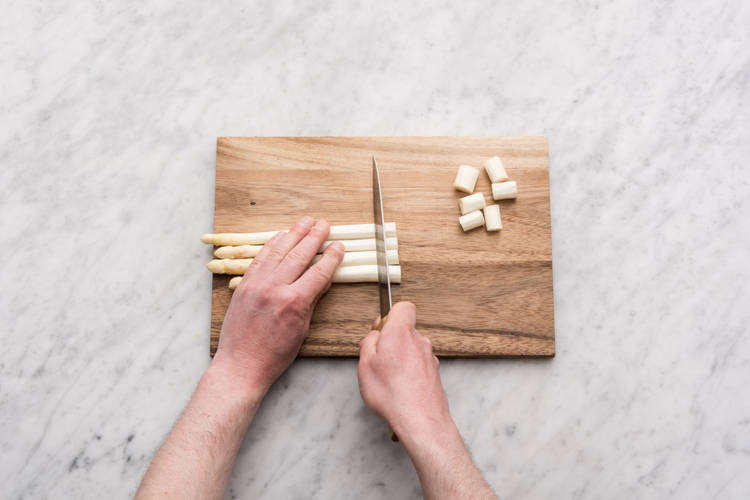 Snijd de asperges in stukken.
