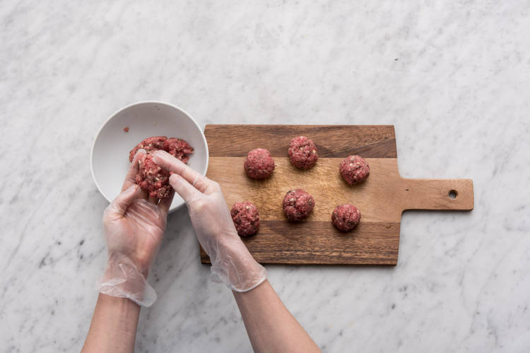 Prepare the meatballs