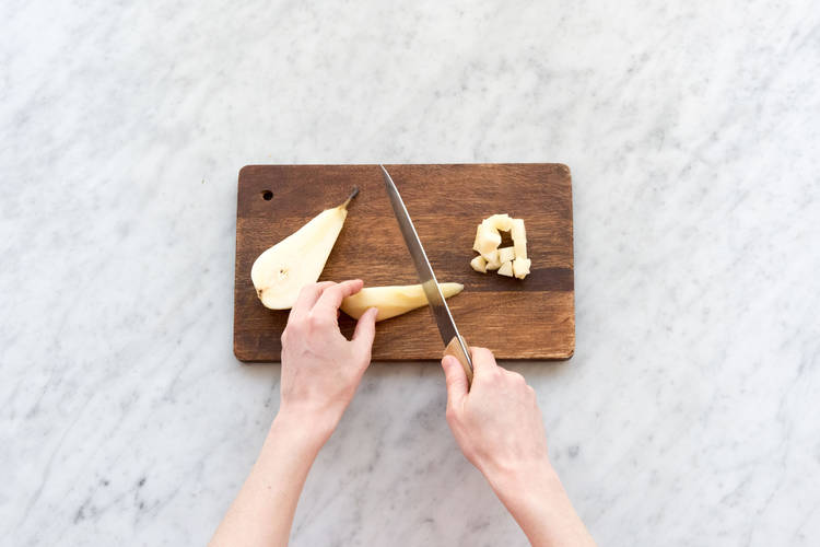 Snijd de peer in plakken.