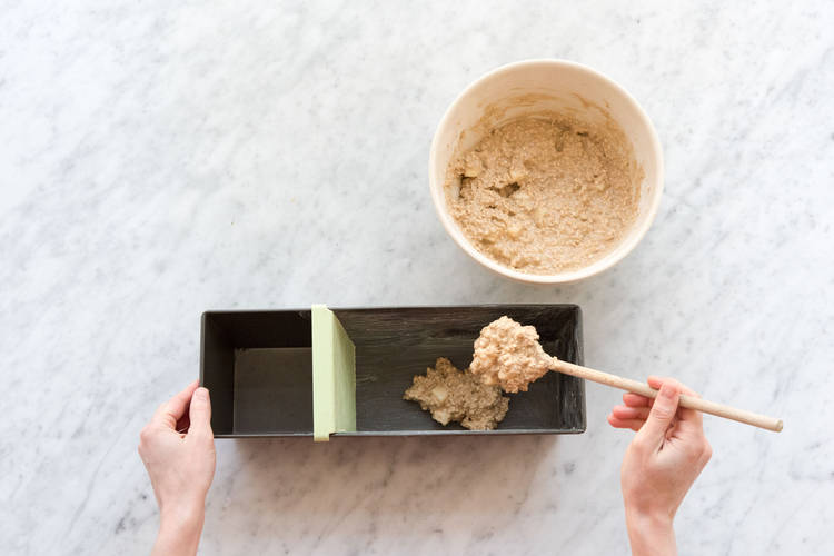 Schep het beslag in de cakevorm.