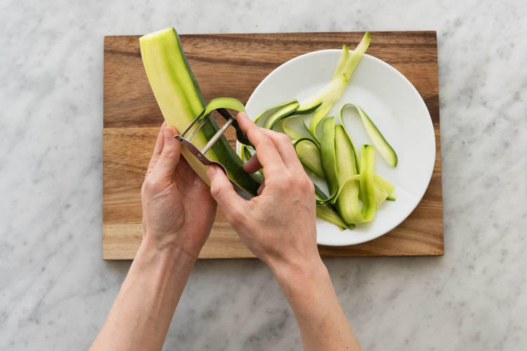 Zucchini in Streifen schneiden