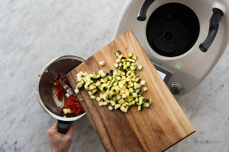 Zucchiniwürfel zugeben