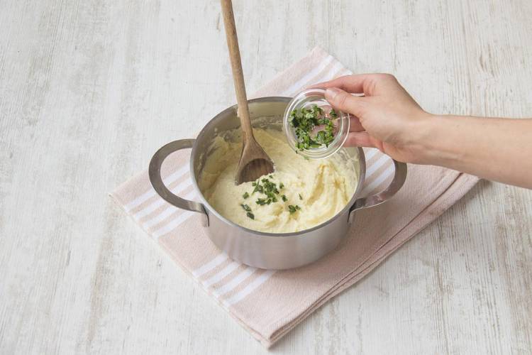 Make the spicy cheddar grits