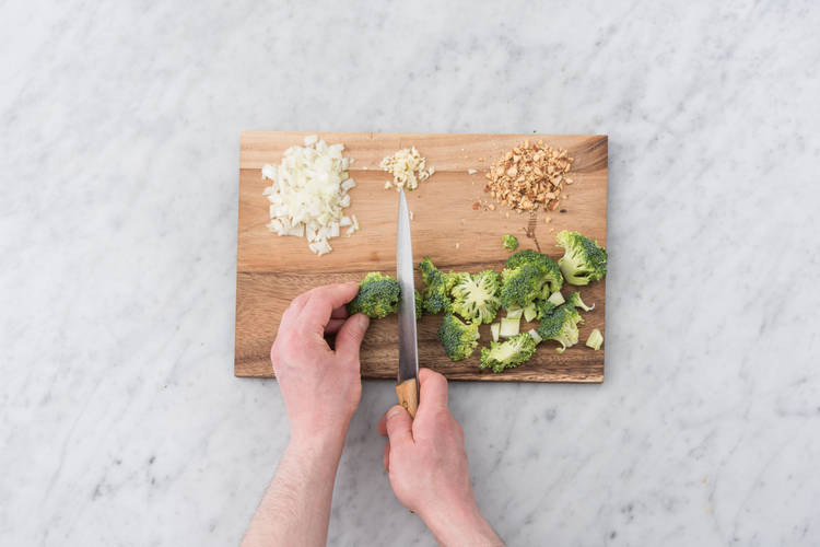 Snijd de broccoli in kleine roosjes.