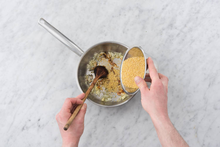Voeg de bulgur toe.