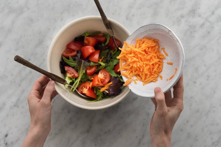 Salat anrichten
