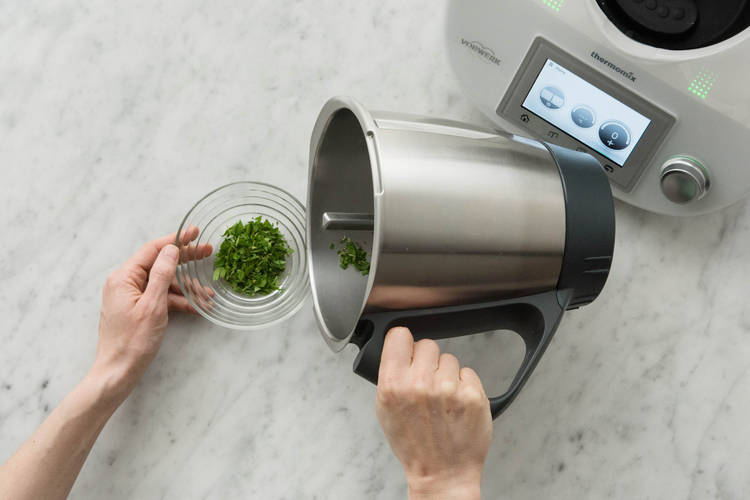 Kräuter zerkleinern