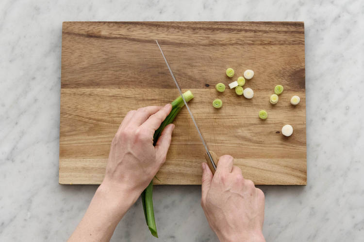 Frühlingszwiebel schneiden
