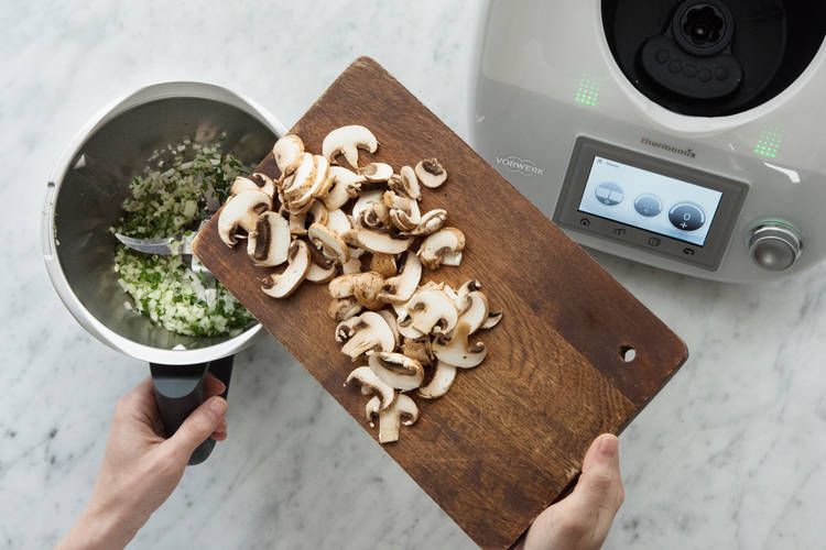 Champignonscheiben zugeben