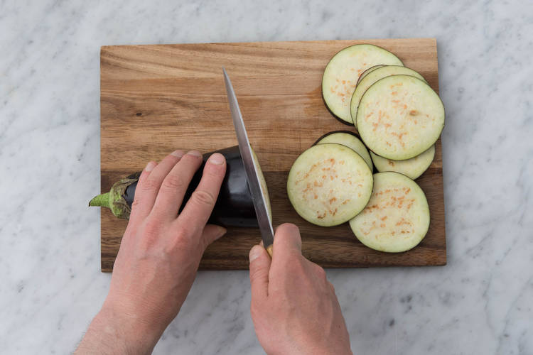 Snijd de aubergine in plakken.