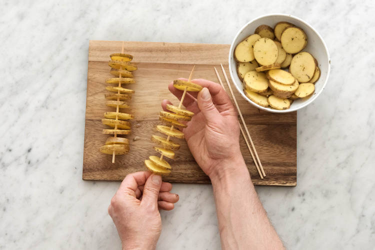 Kartoffelspieße vorbereiten