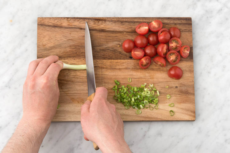 Frühlingszwiebel schneiden