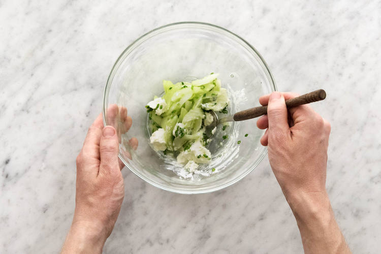 Gurkensalat vorbereiten