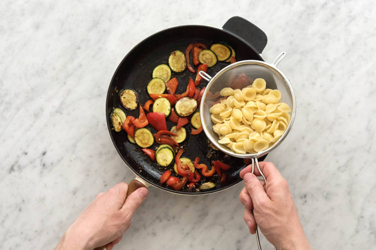 Orecchiette unter das Gemüse heben
