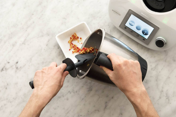 Chili und Ingwer zerkleinern