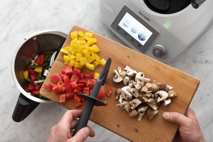 Paprika und Champignons zugeben