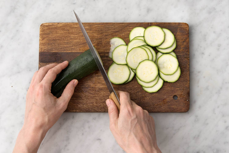 Snijd de courgette in plakken.