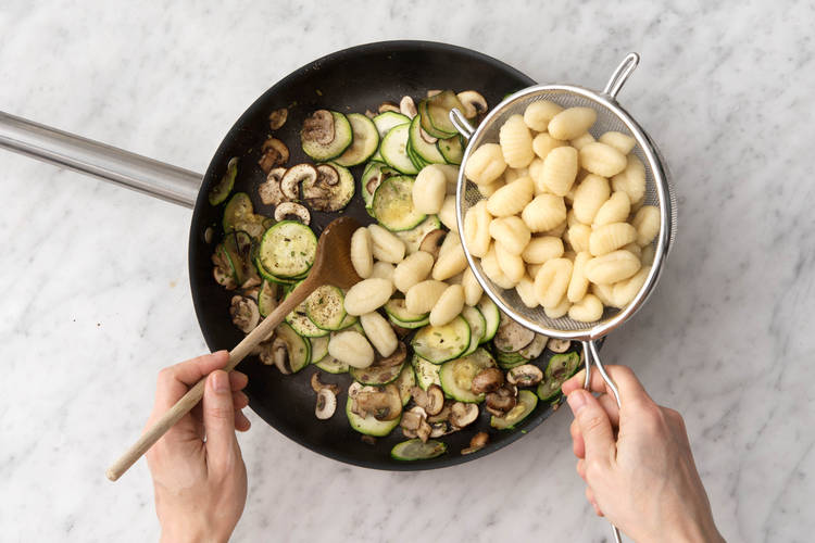Voeg de gnocchi toe.