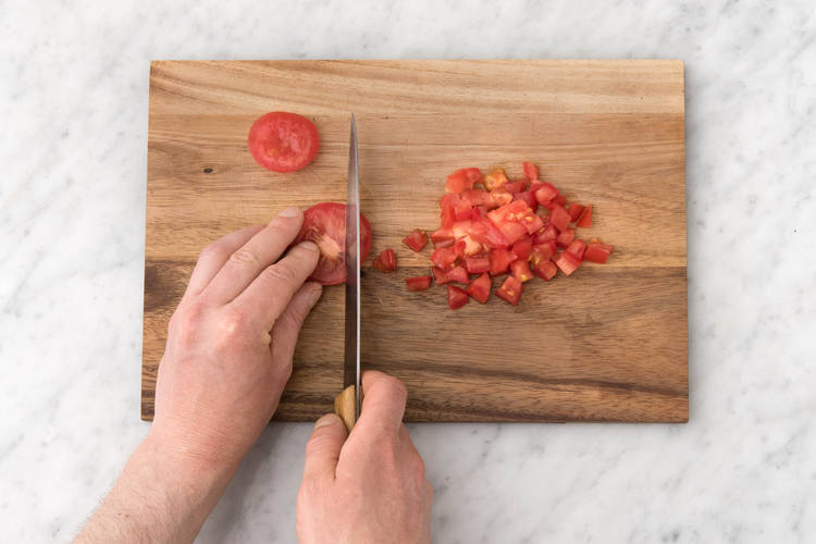 Snijd de tomaten in blokjes.