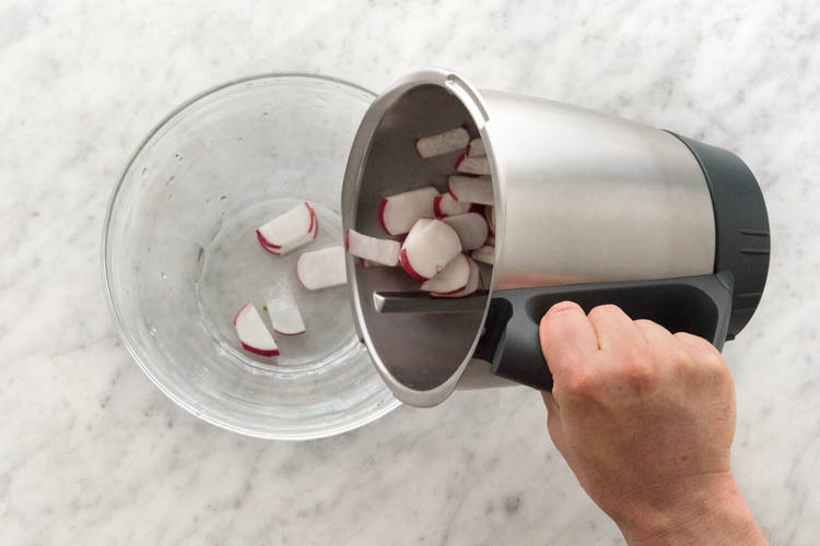 Roten Rettich zerkleinern