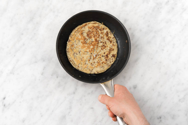 Bak de pannenkoek in de koekenpan.