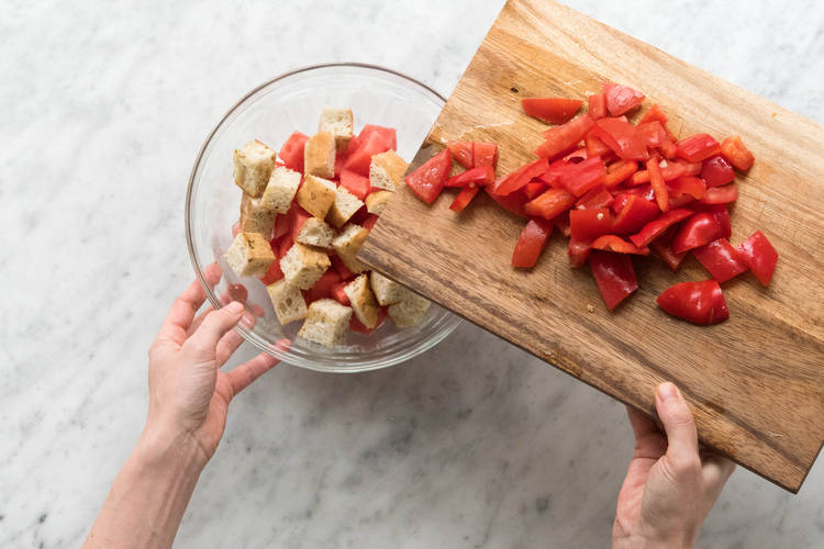 Paprika und Tomatenstücke zugeben