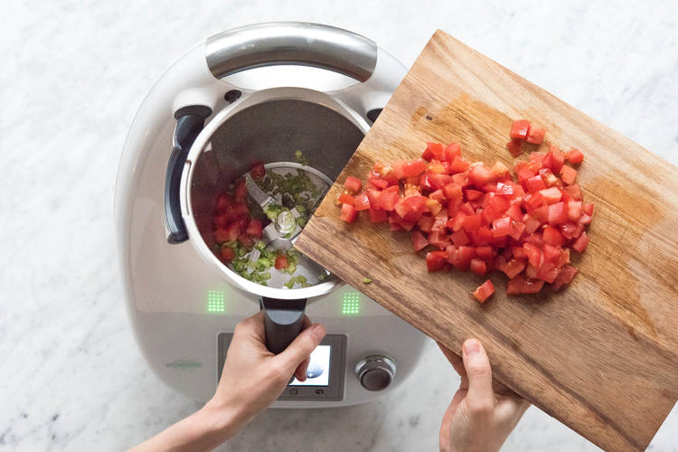 Tomatenwürfel zugeben