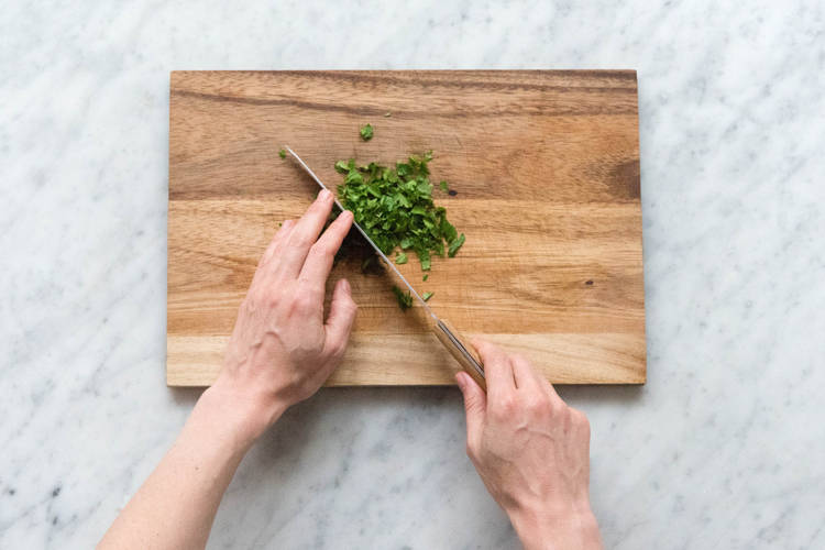 Petersilie fein hacken